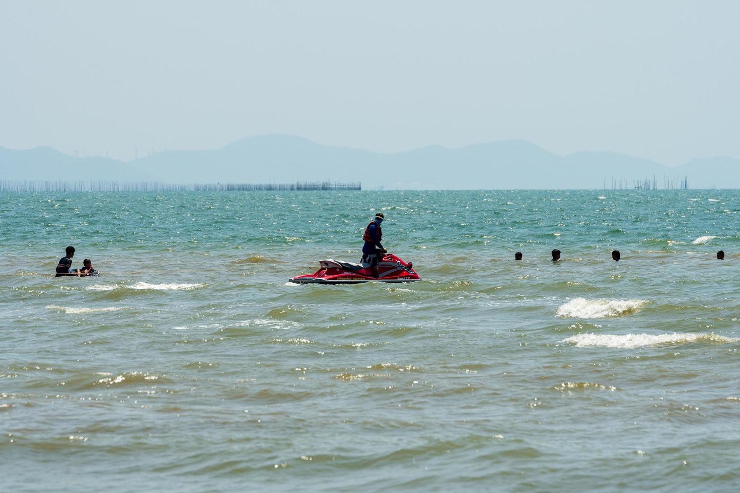 chonburi, tailandia -06 mar. 2021 el ambiente de gente jugando actividades acuáticas en la playa de bangsaen. foto