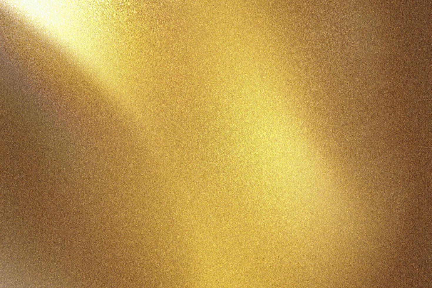 pared metálica dorada cepillada con superficie rayada, fondo de textura abstracta foto