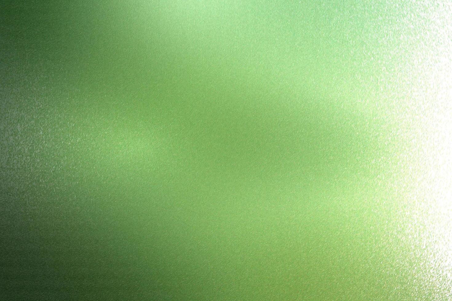 luz que brilla sobre una textura de pared metálica verde oscuro áspera, fondo abstracto foto