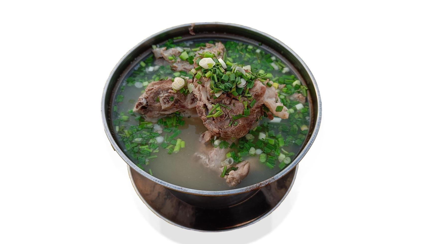 comida tailandesa, sopa de hueso de cerdo picante sobre un fondo blanco foto
