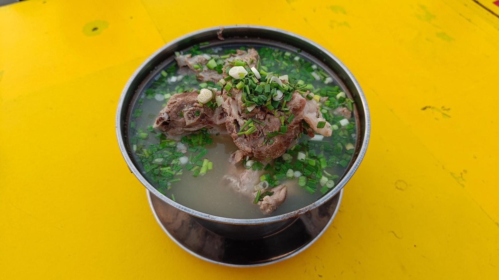 comida tailandesa sopa de hueso de cerdo picante leng tom zaap foto