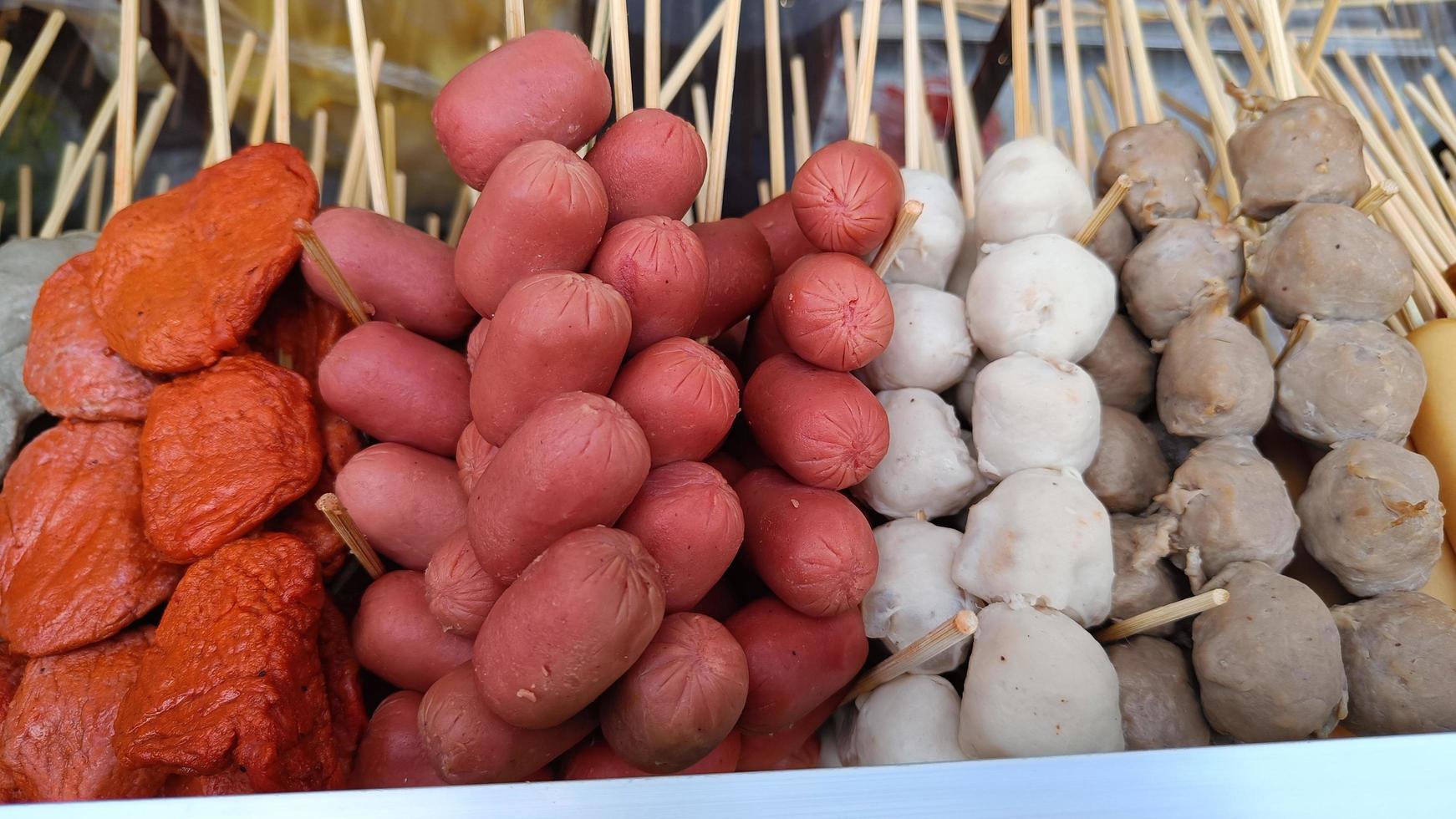 Brochetas de salchichas y albóndigas para asar comida callejera tailandesa foto