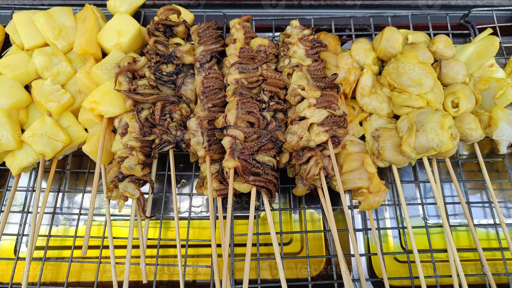 brochetas de calamar para asar deliciosa comida callejera tailandesa foto