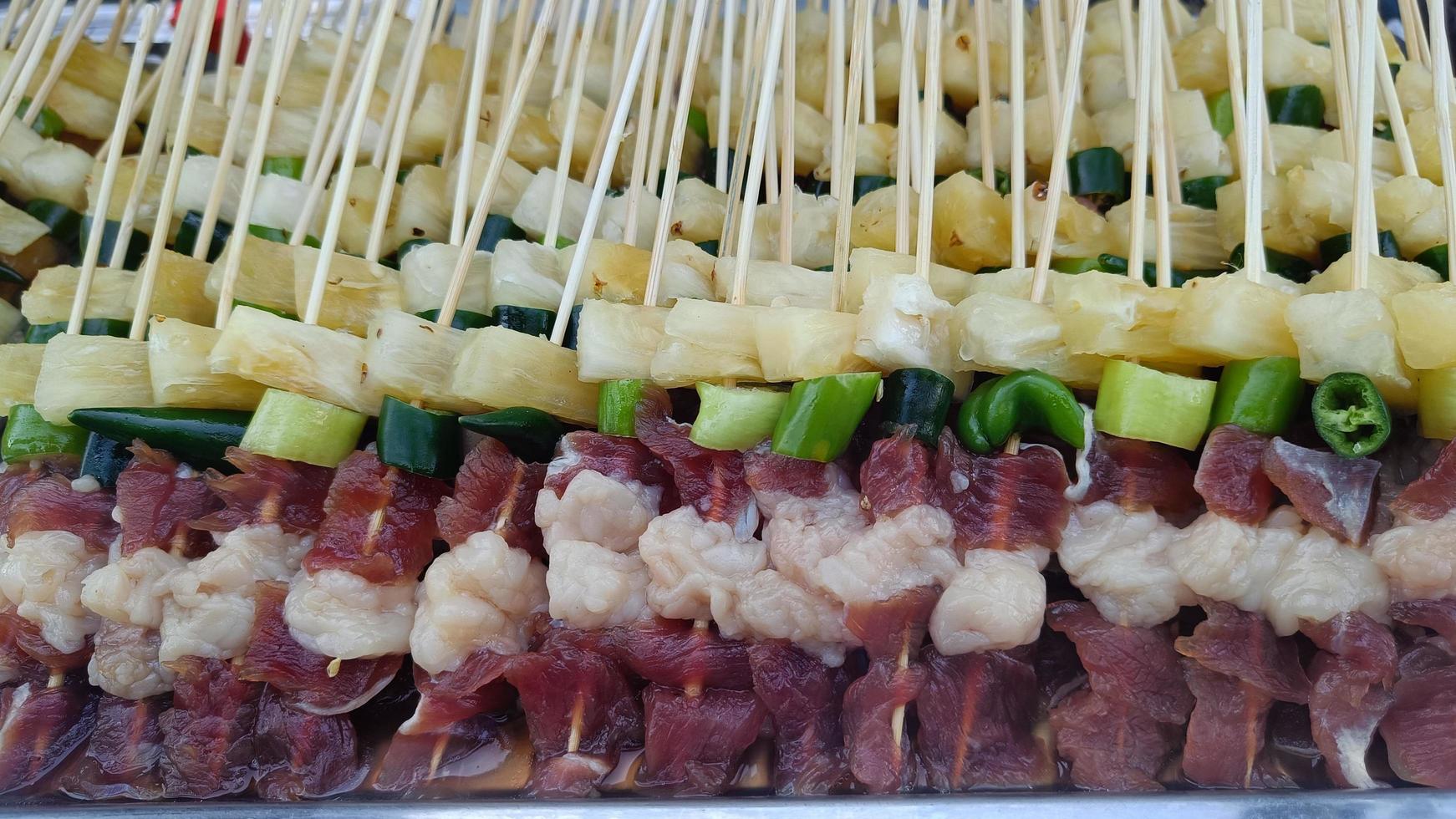 brochetas de ternera a la barbacoa para asar comida callejera tailandesa deliciosa foto