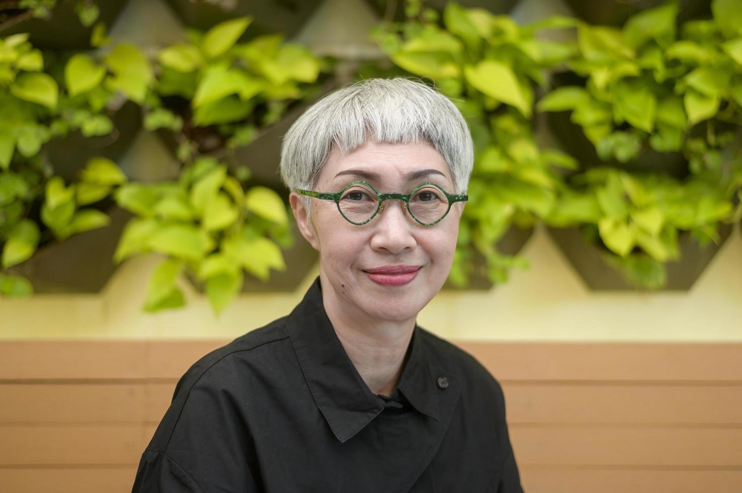 retrato, de, mujer de negocios mayor, en, cafetería foto