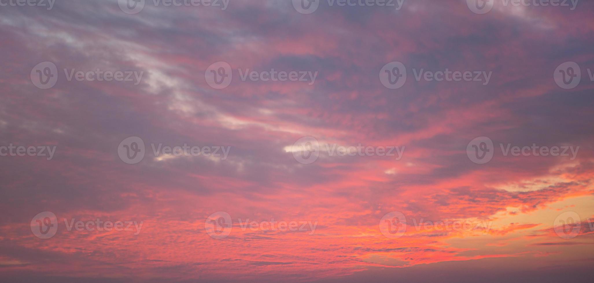 puesta de sol rosa púrpura en el cielo, nubes. Hora de verano. fondo, espacio de copia foto