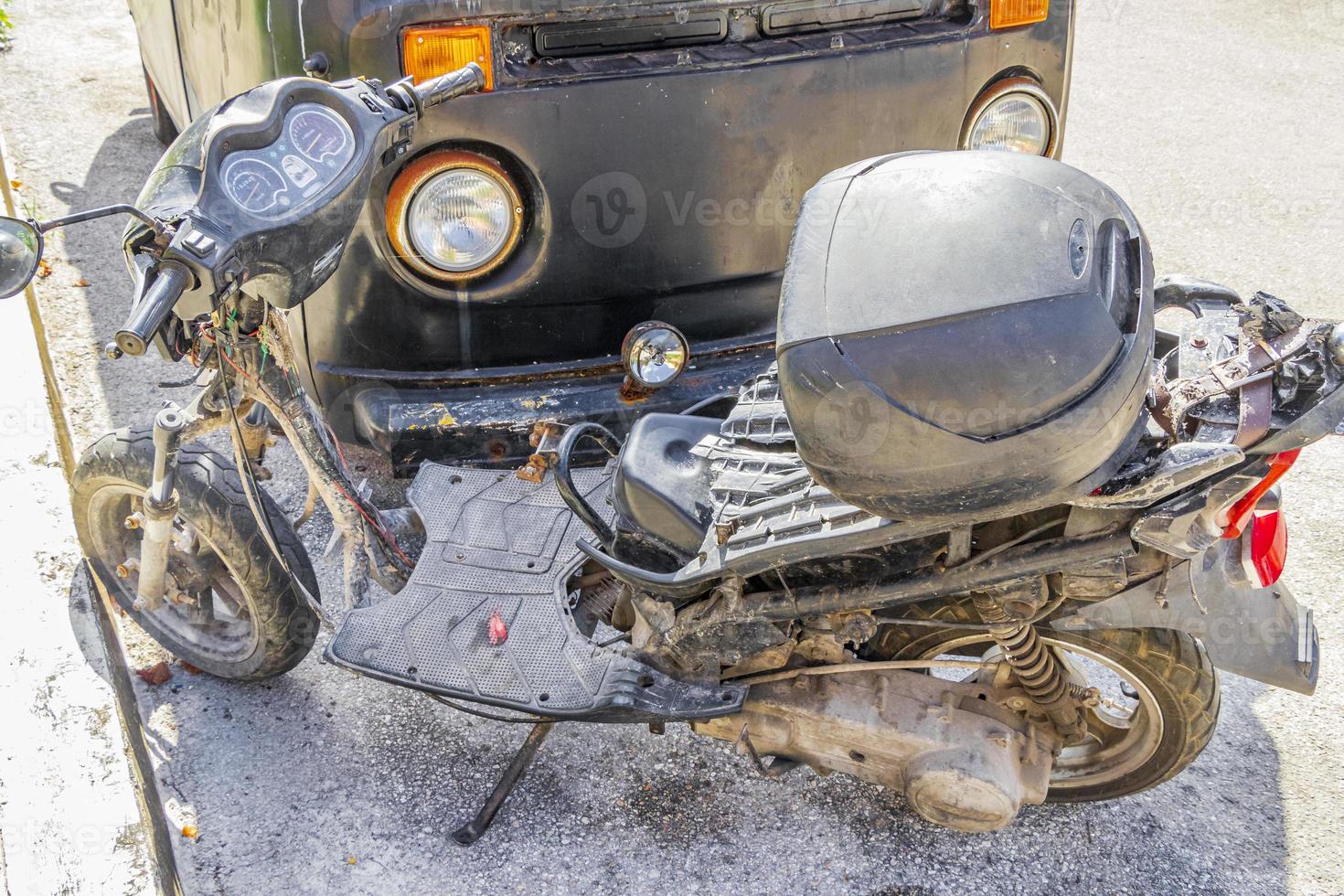 viejo roto sucio vw bus volkswagen coche scooter oxidando mexico. foto
