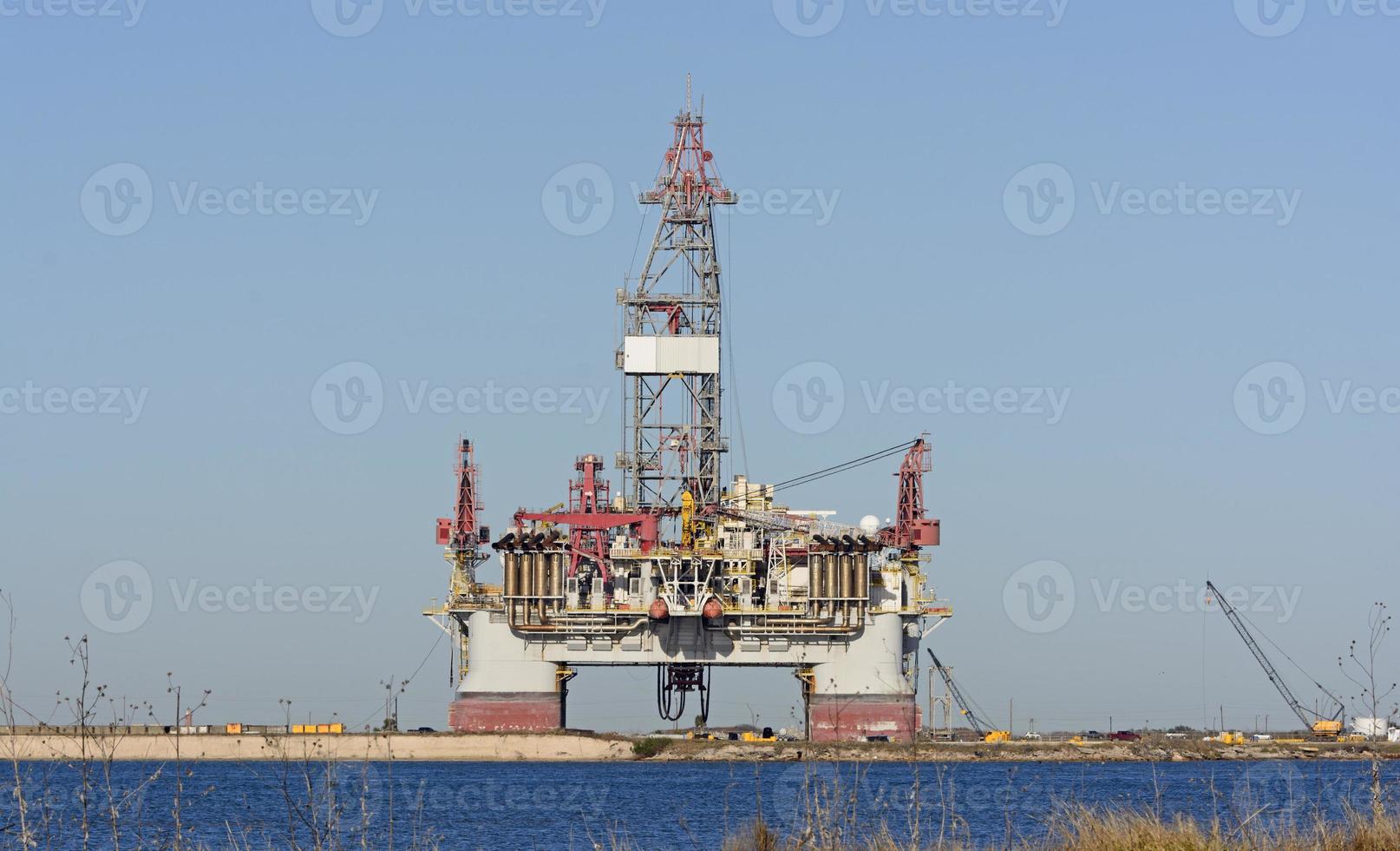 plataforma petrolera en alta mar en la costa foto