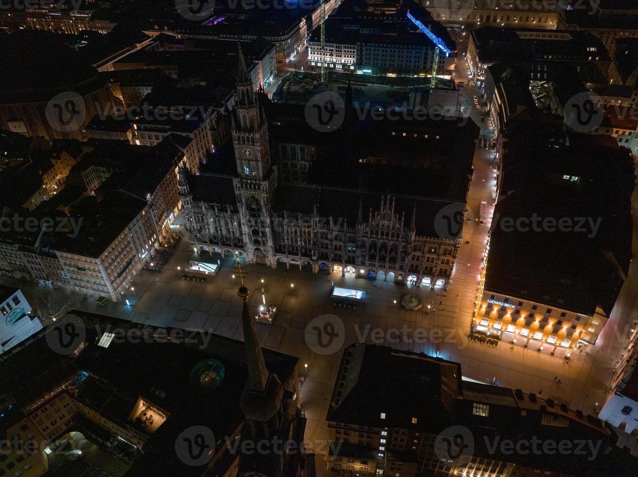 Amplio panorama aéreo del nuevo ayuntamiento y marienplatz en la noche de la ciudad de munich foto