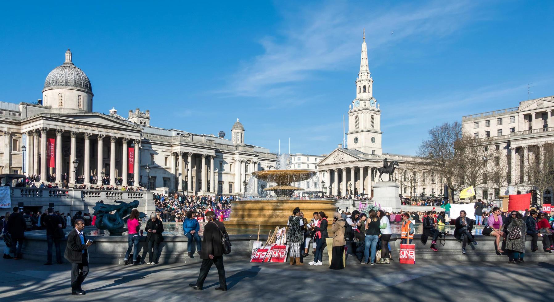 Londres, Reino Unido, 2015. Poner fin a la violencia machista hacia las mujeres mitin en Trafalgar Square foto