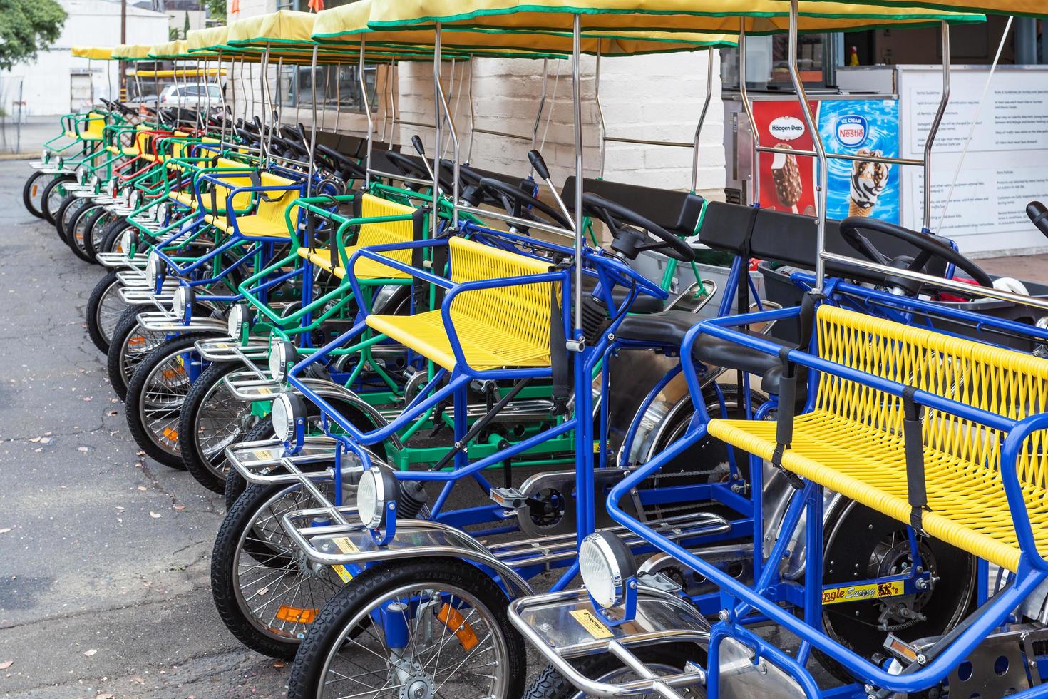 Santa Bárbara, California, Estados Unidos, 2011. Fila de bicicletas de cuatro ruedas. foto