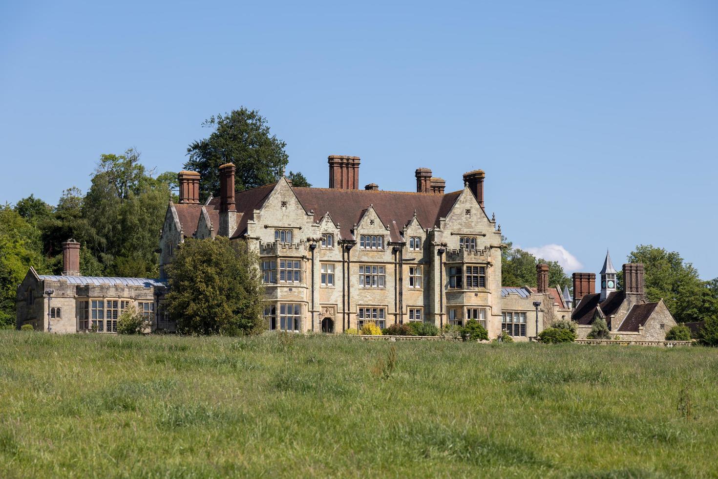 balcombe, west sussex, reino unido, 2020. vista de balcombe place un edificio catalogado de grado ii foto