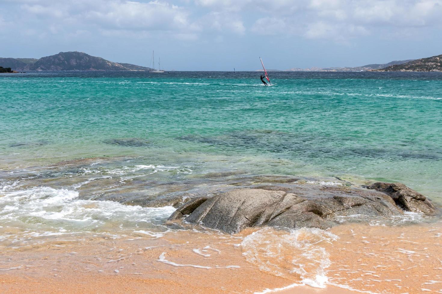 porto pollo, cerdeña, italia, 2015. windsurf en la bahía foto