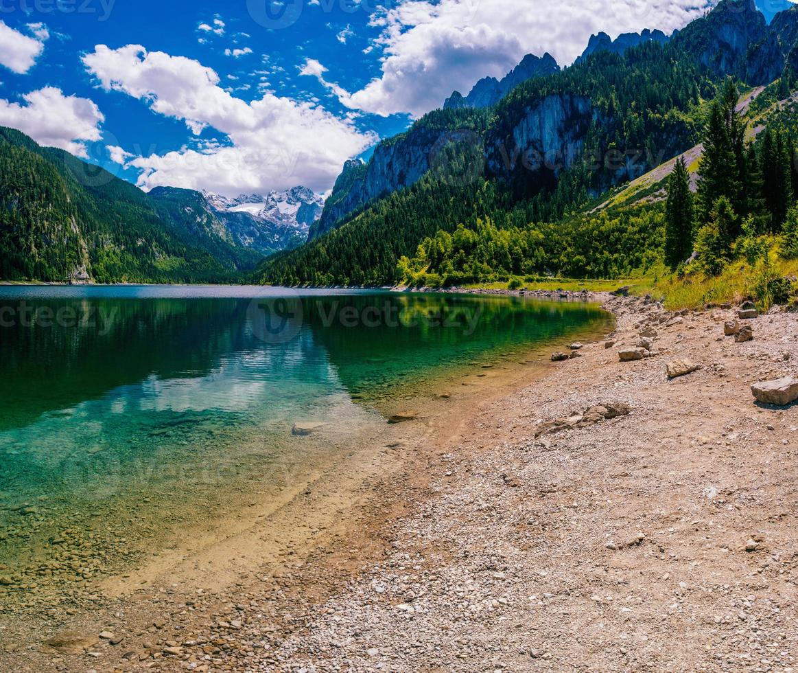 lago entre montañas foto