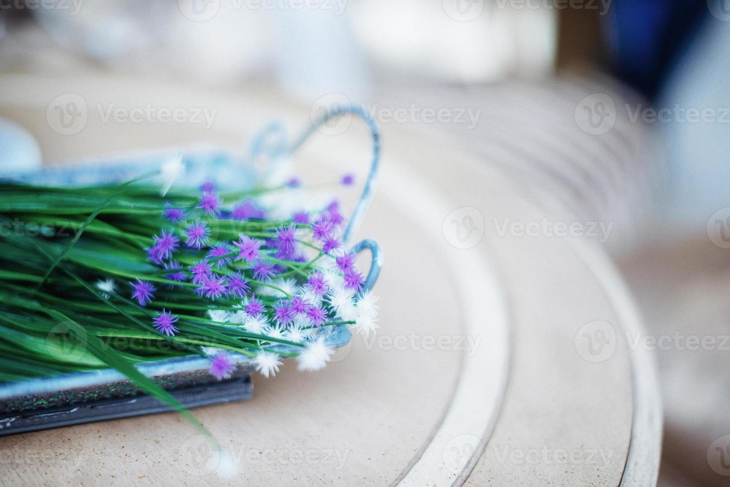 flores moradas en la mesa foto