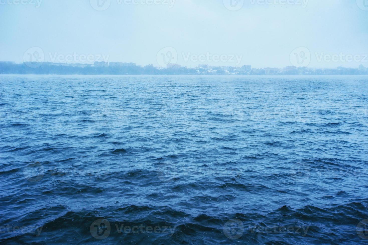 hermosa foto lago azul en la ciudad