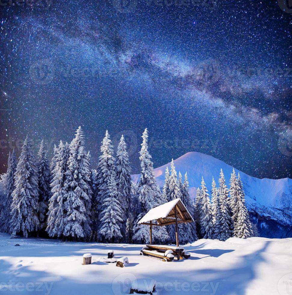 cielo estrellado en un fantástico pueblo de montaña foto