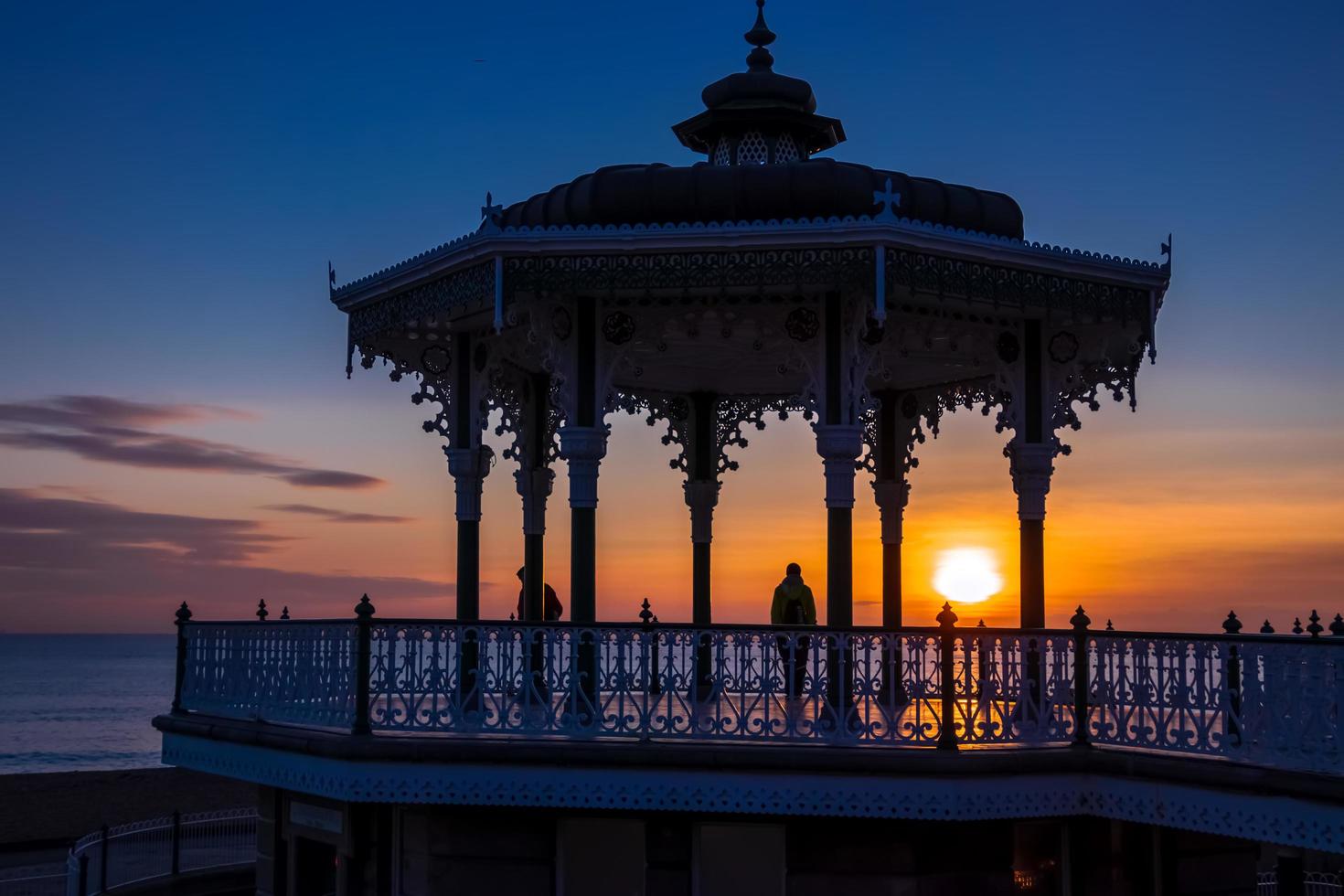 Brighton, East Sussex, Reino Unido, 2018. Vista de la puesta de sol desde un quiosco de música foto