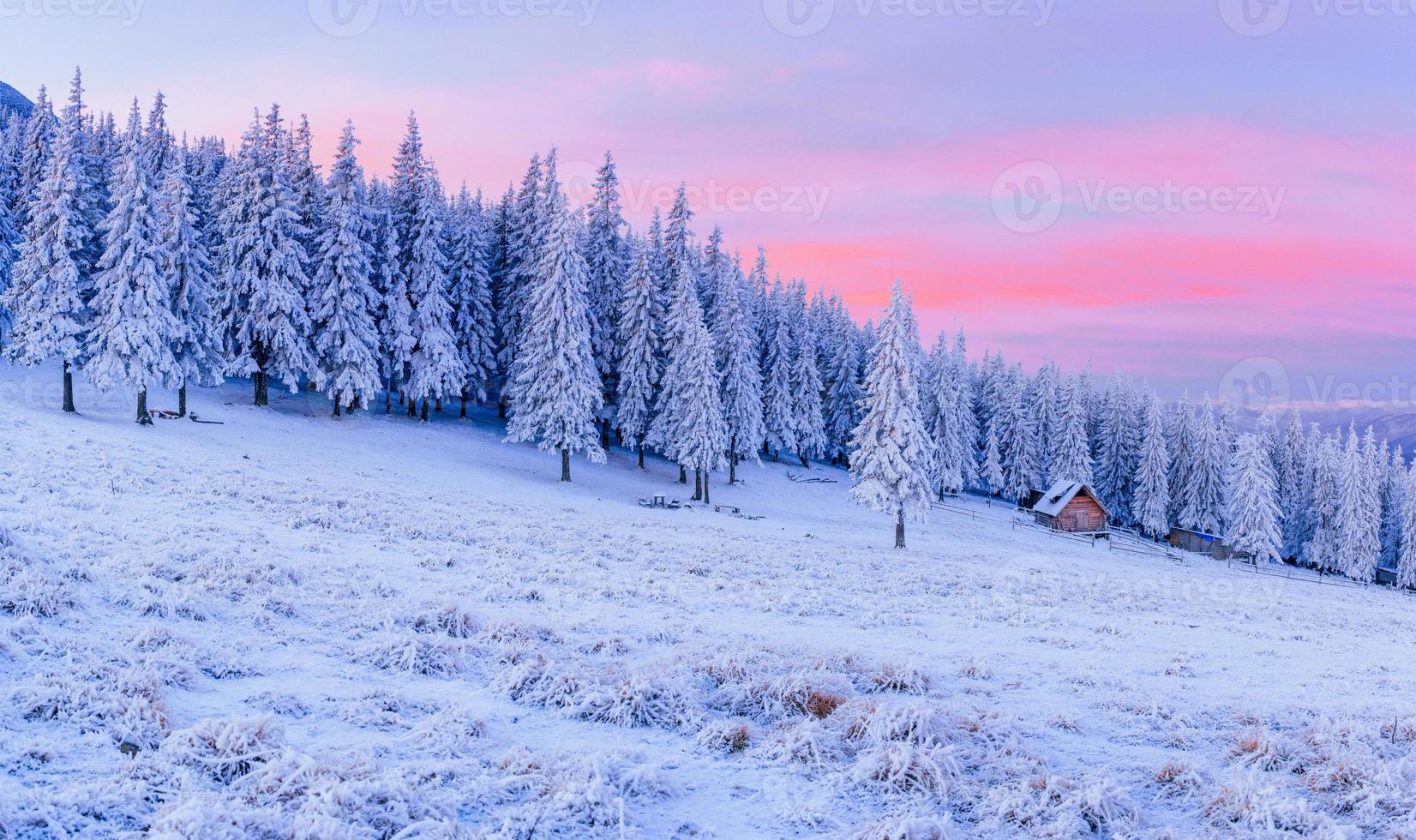 cabaña en las montañas en invierno foto