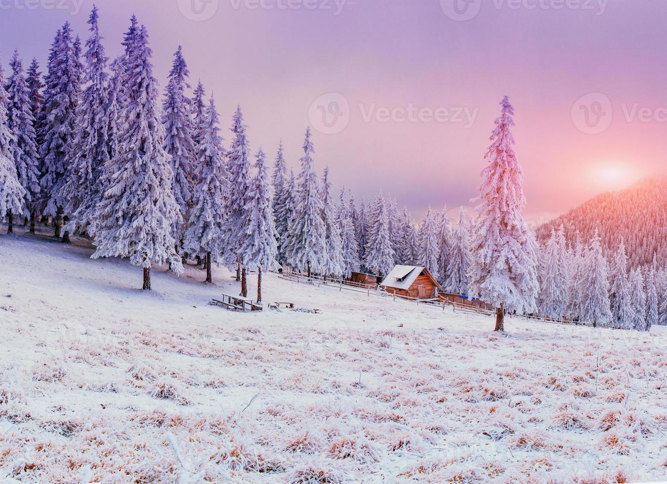 cabaña en las montañas en invierno foto