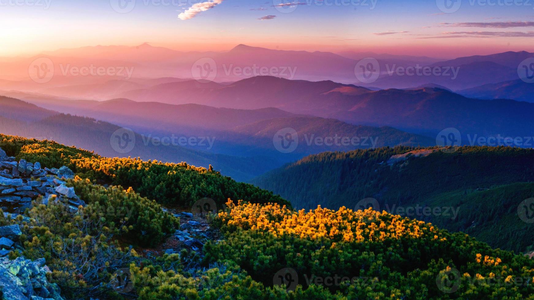 puesta de sol mágica en las montañas foto