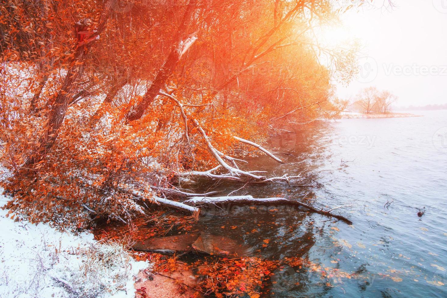 amanecer de otoño sobre el agua foto