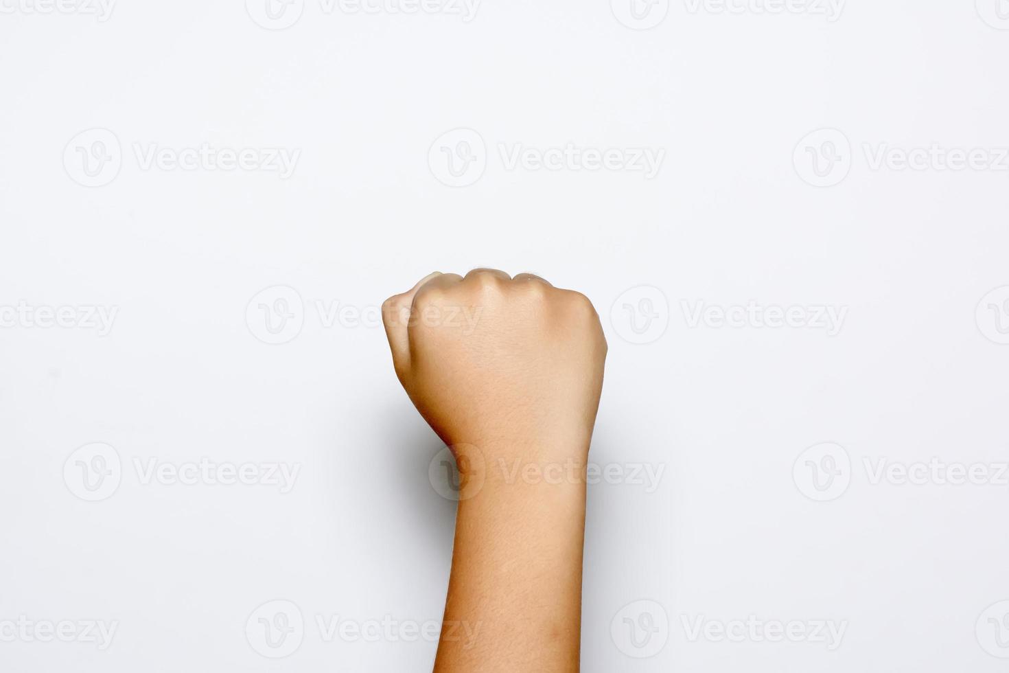 niño levantando la mano del puño sobre fondos blancos foto