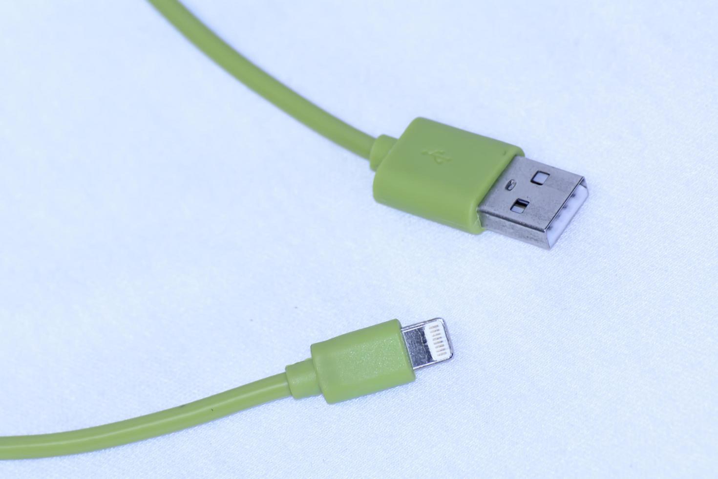 cable usb para smartphone aislado sobre fondo blanco. foto