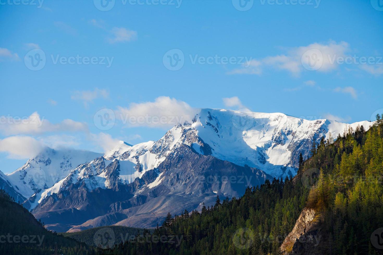 vista de los picos de las montañas nevadas foto