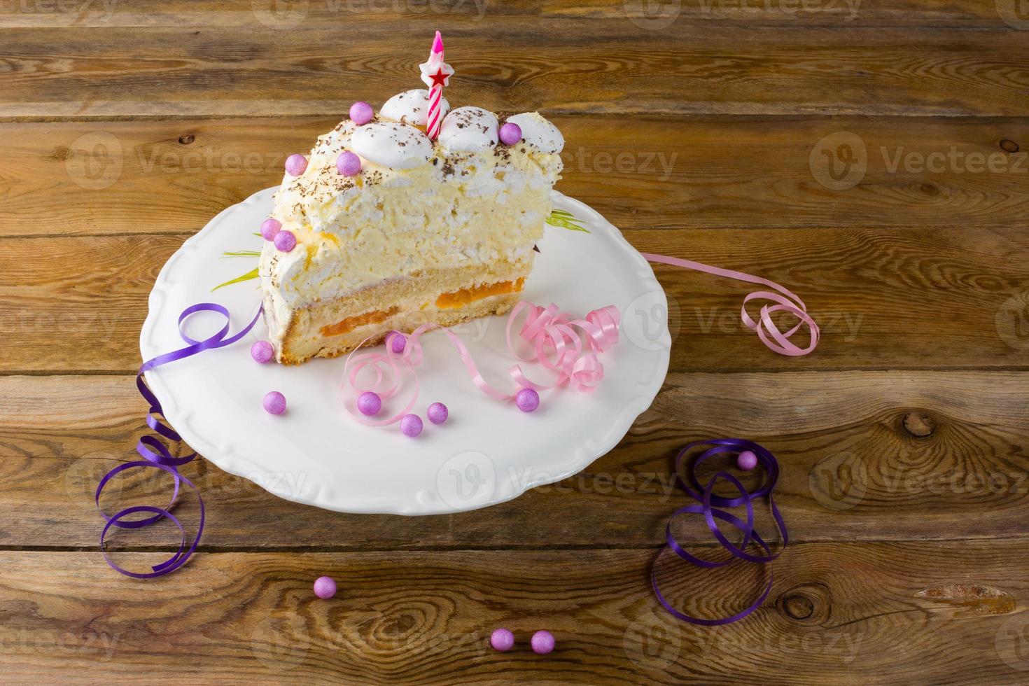 pastel de cumpleaños de merengue en el soporte de la torta foto