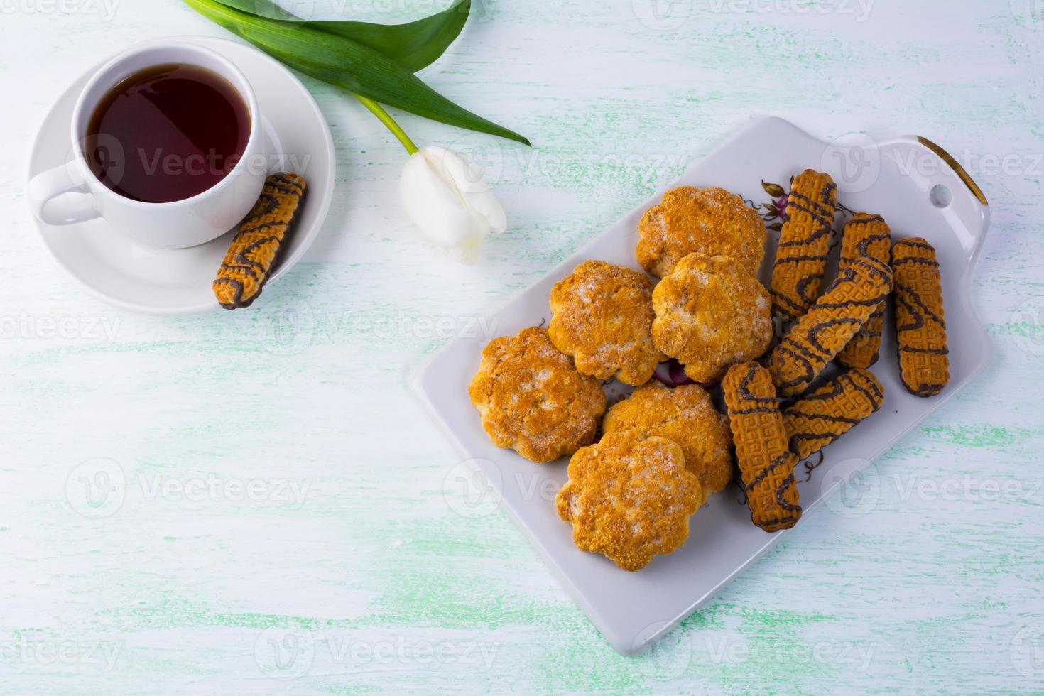 galletas en tablero de porcelana y té foto