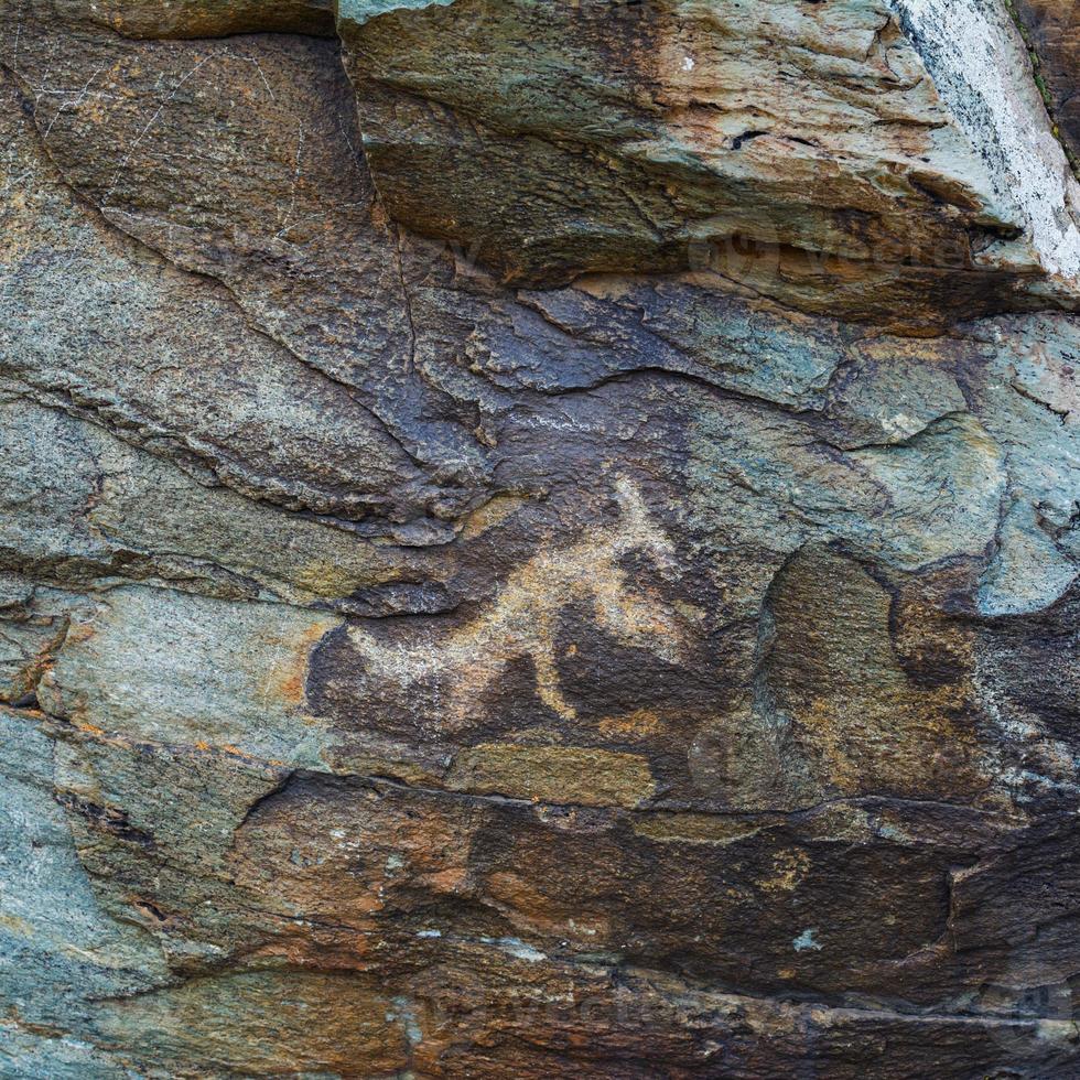 petroglifos prehistóricos tallados en piedras foto