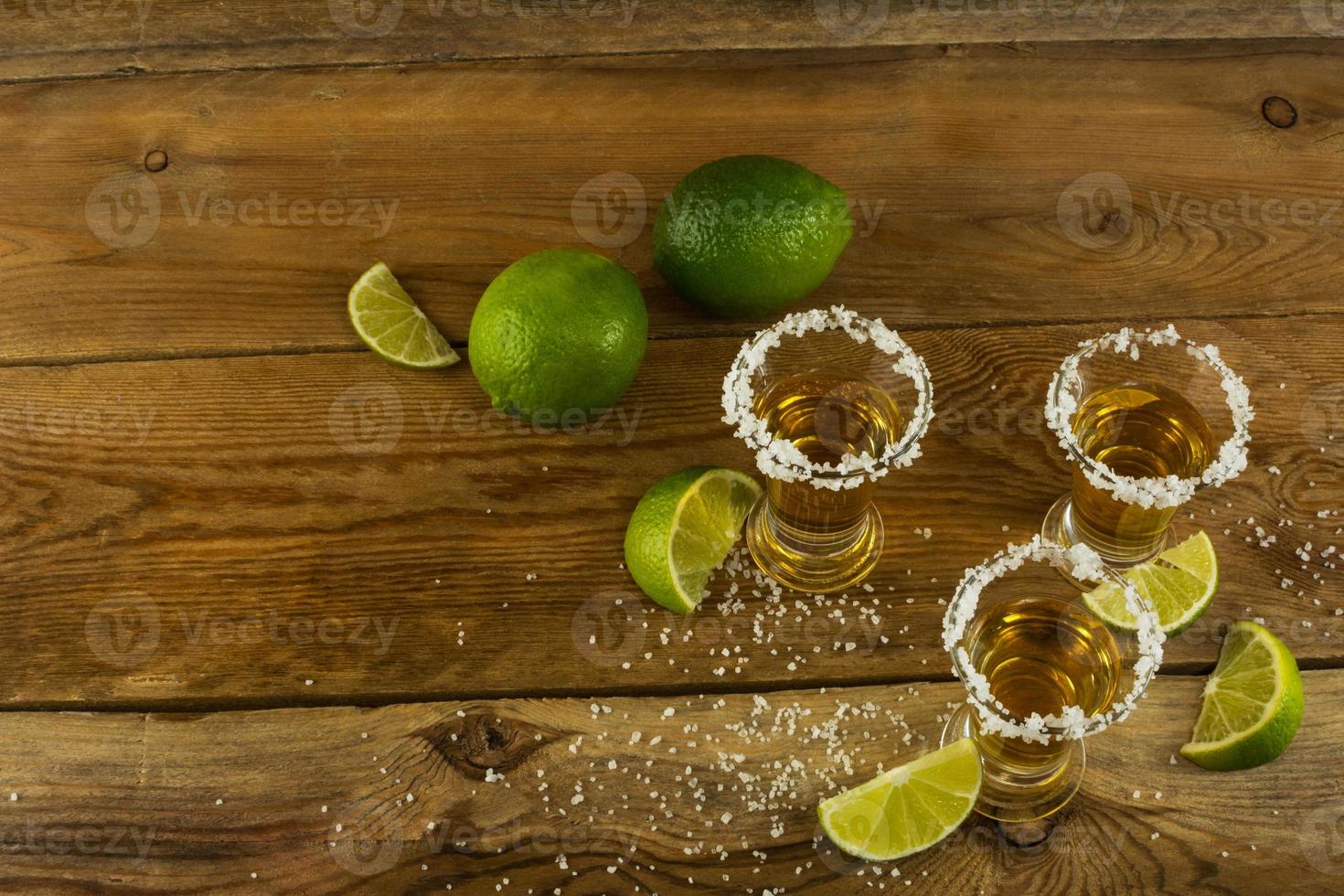 tequila dorado mexicano con limón y sal foto