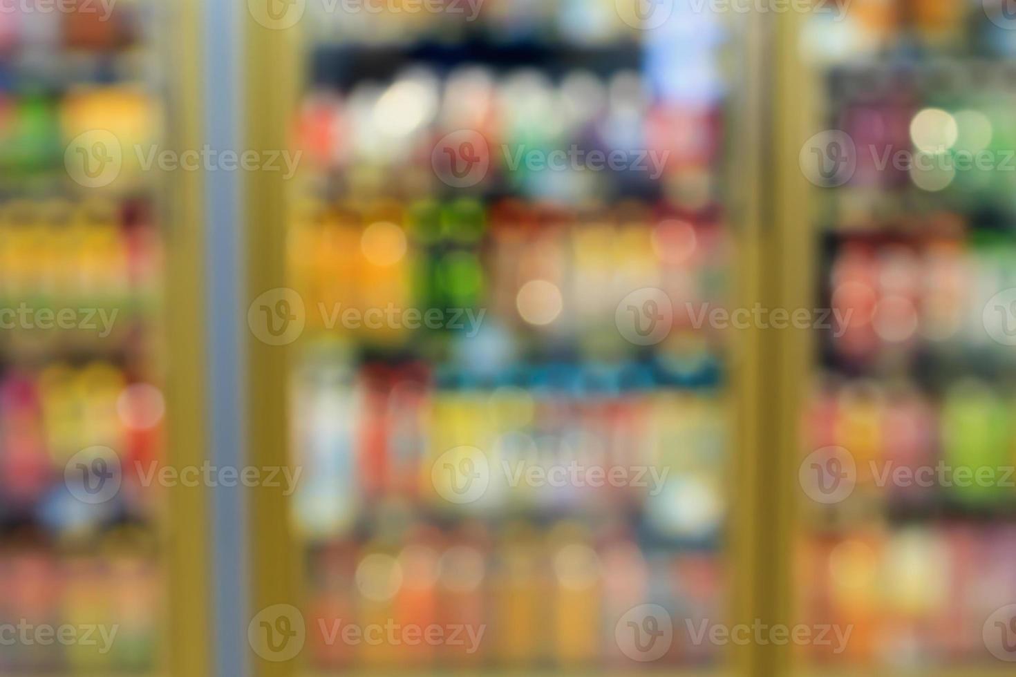 Los estantes del refrigerador de la tienda de conveniencia desdibujan el fondo foto