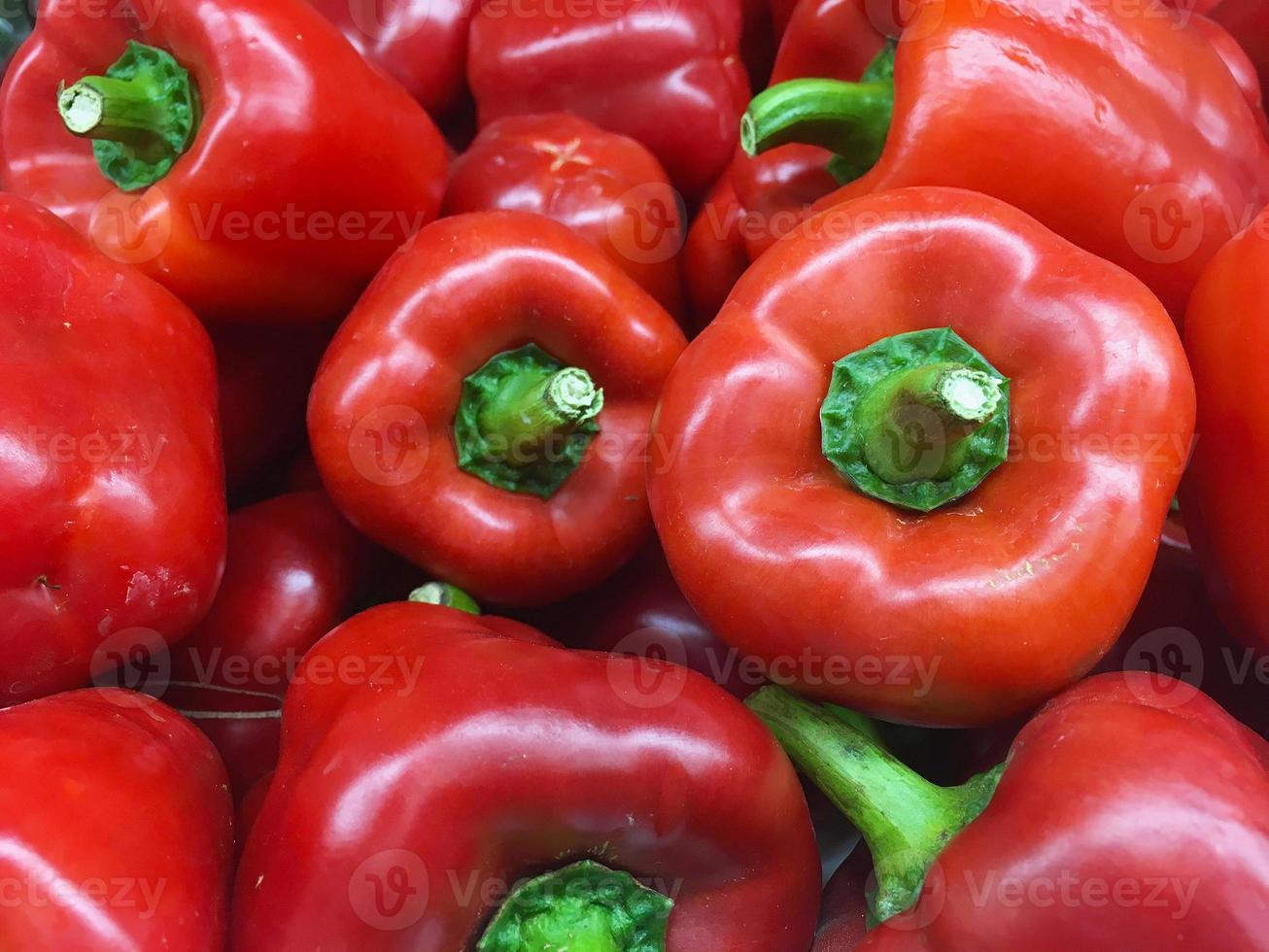 pimientos dulces rojos frescos foto