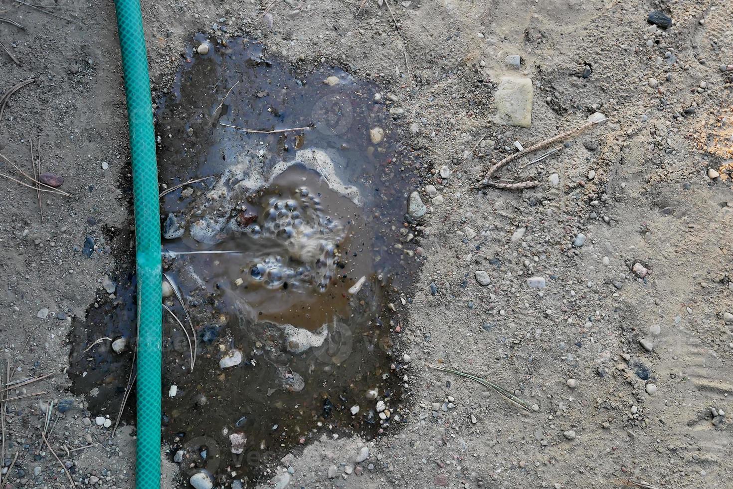 fuga de agua del agujero en una manguera foto