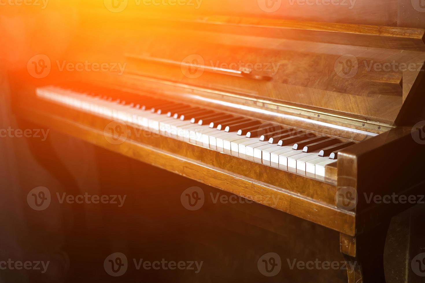 viejas teclas de piano a la luz. foto