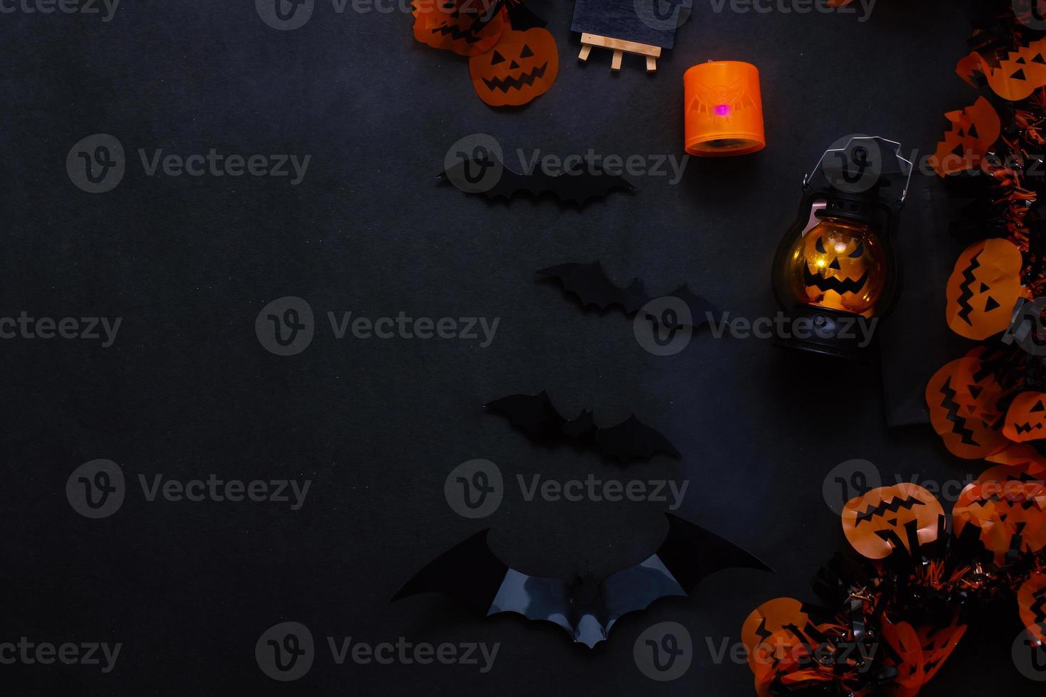 concepto de fondo plano de halloween oscuro con linterna y accesorios foto