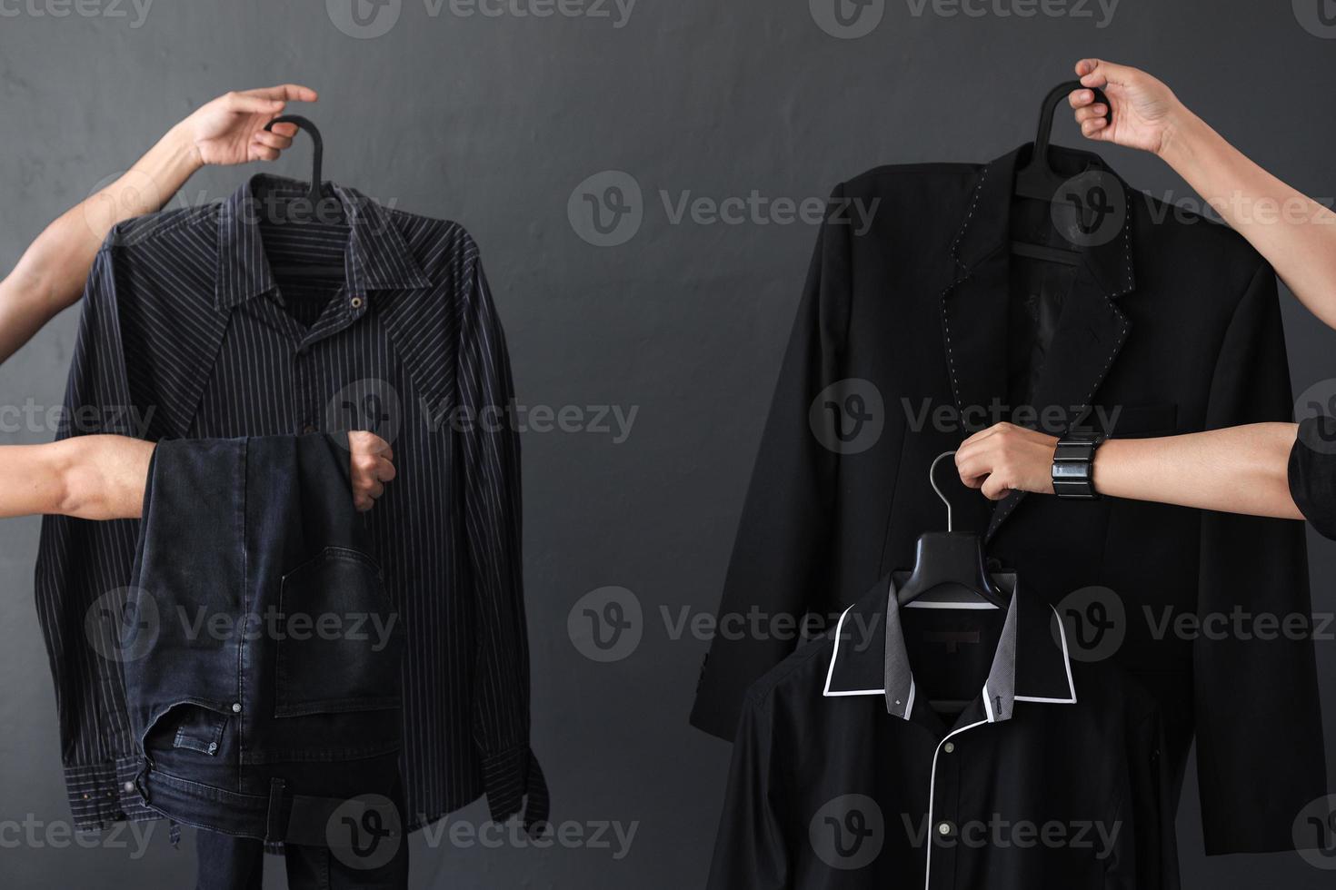 cosecha de mano que ofrece ropa y accesorios negros para el concepto de promoción de venta de viernes negro y adicto a las compras foto