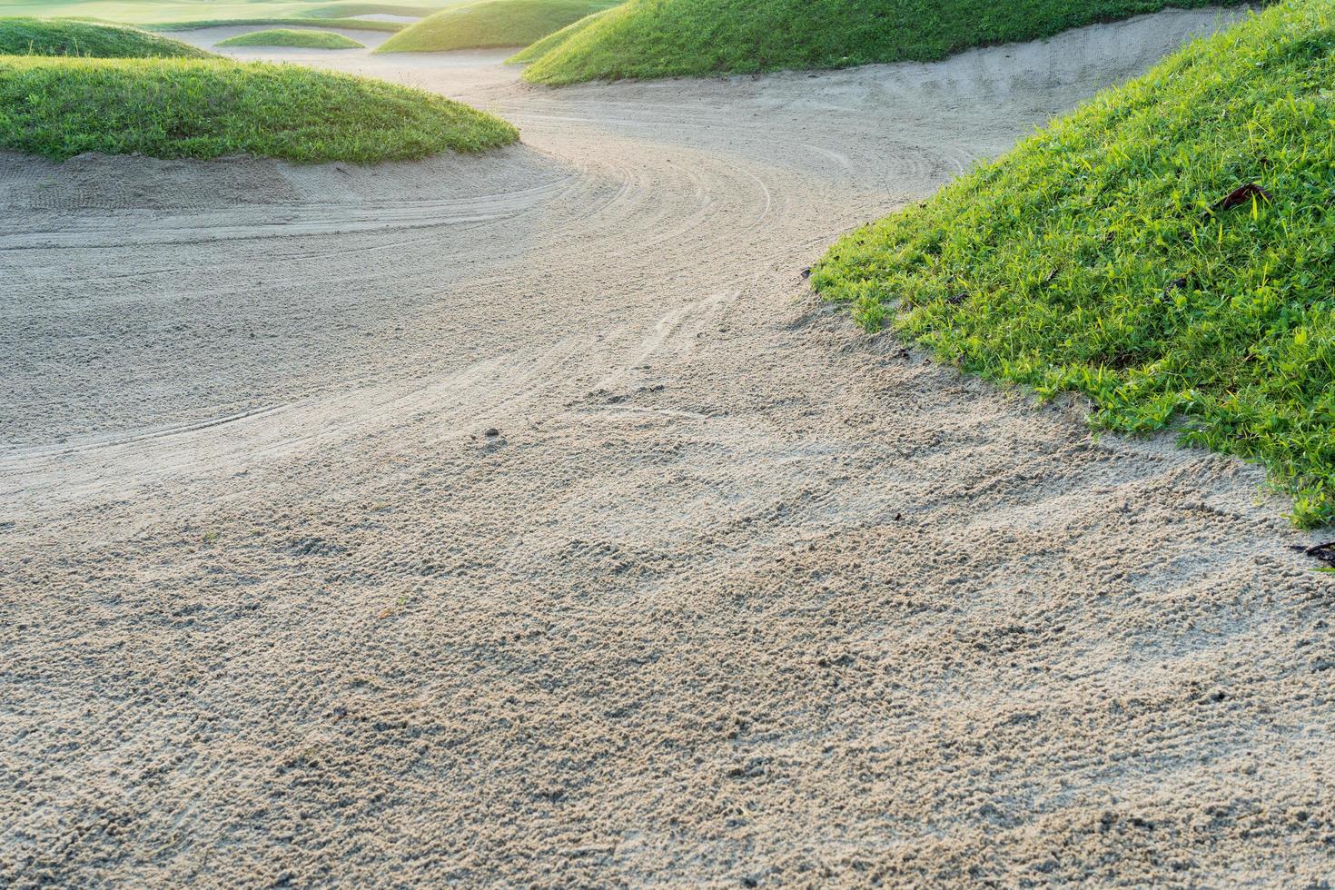 Fondo de arena de campo de golf, bunkers de obstáculos se utilizan para torneos de golf foto