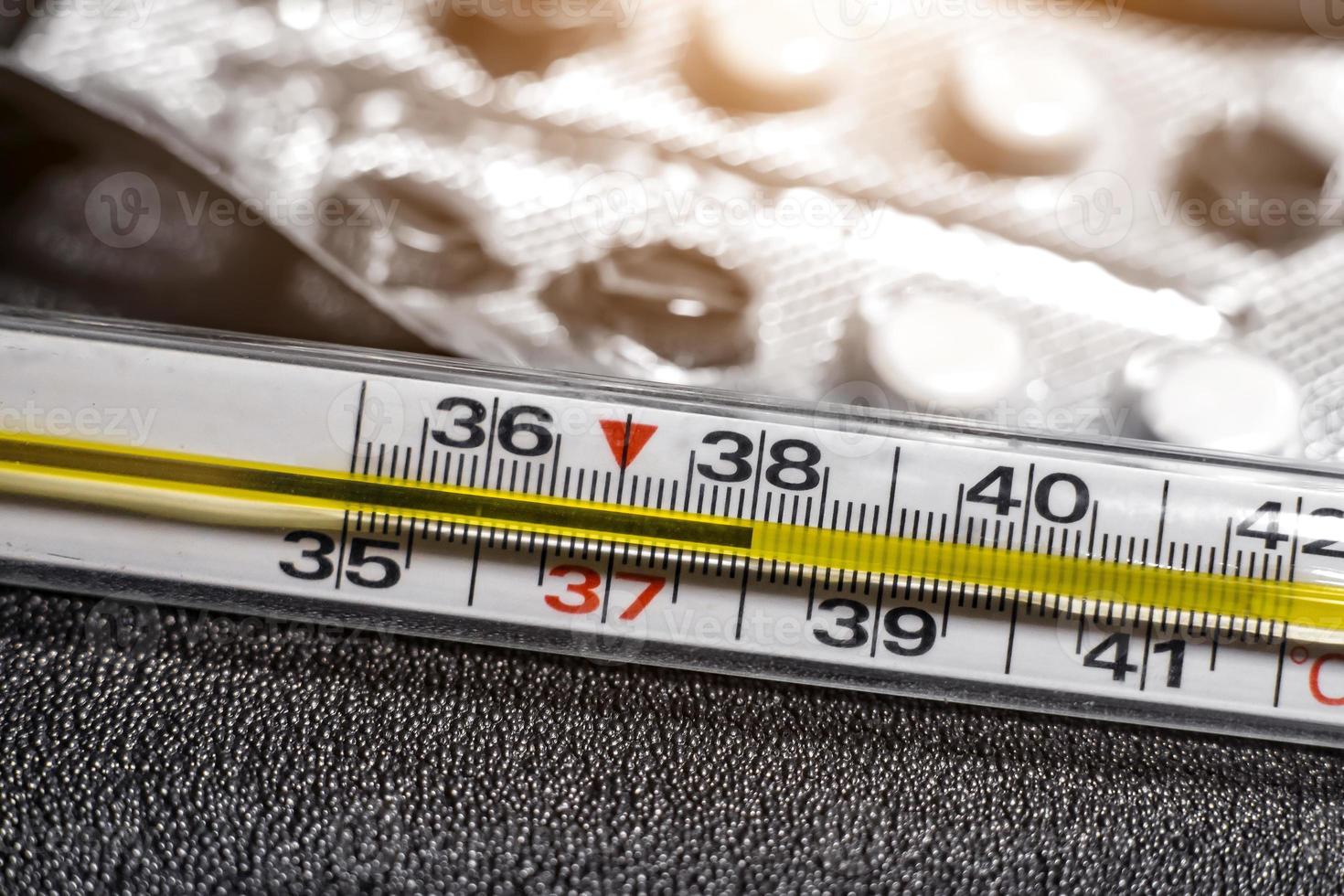 temperatura de 38 grados centígrados en un termómetro médico macrofoto foto