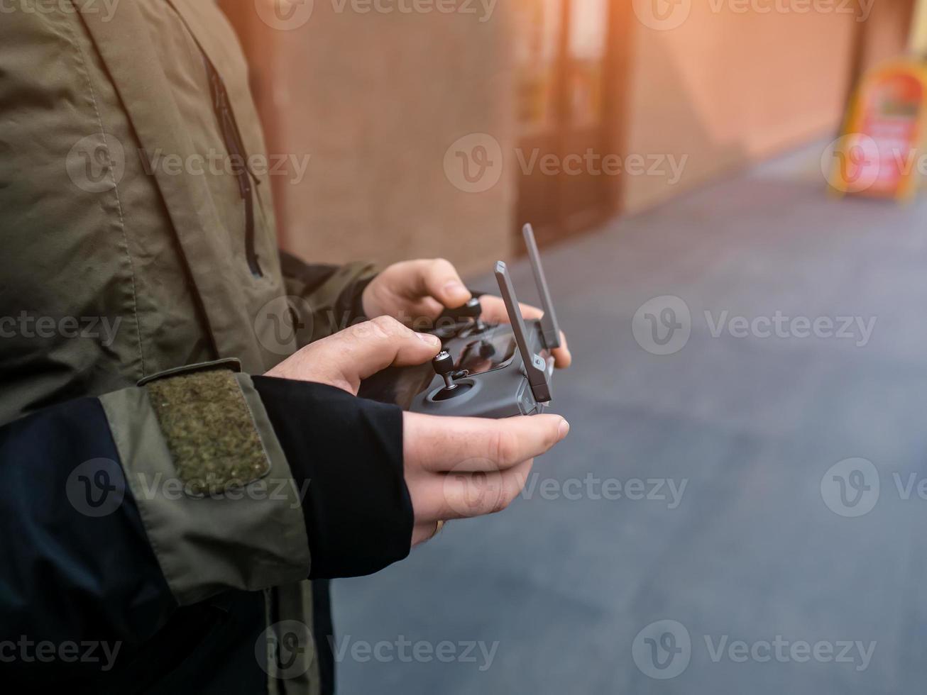 panel de control de drones en manos de un hombre foto