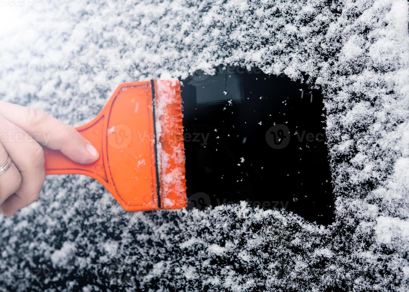 schneebedeckt Auto Windschutzscheibe, Wischer Klinge im flauschige zuerst  Schnee 21032632 Stock-Photo bei Vecteezy