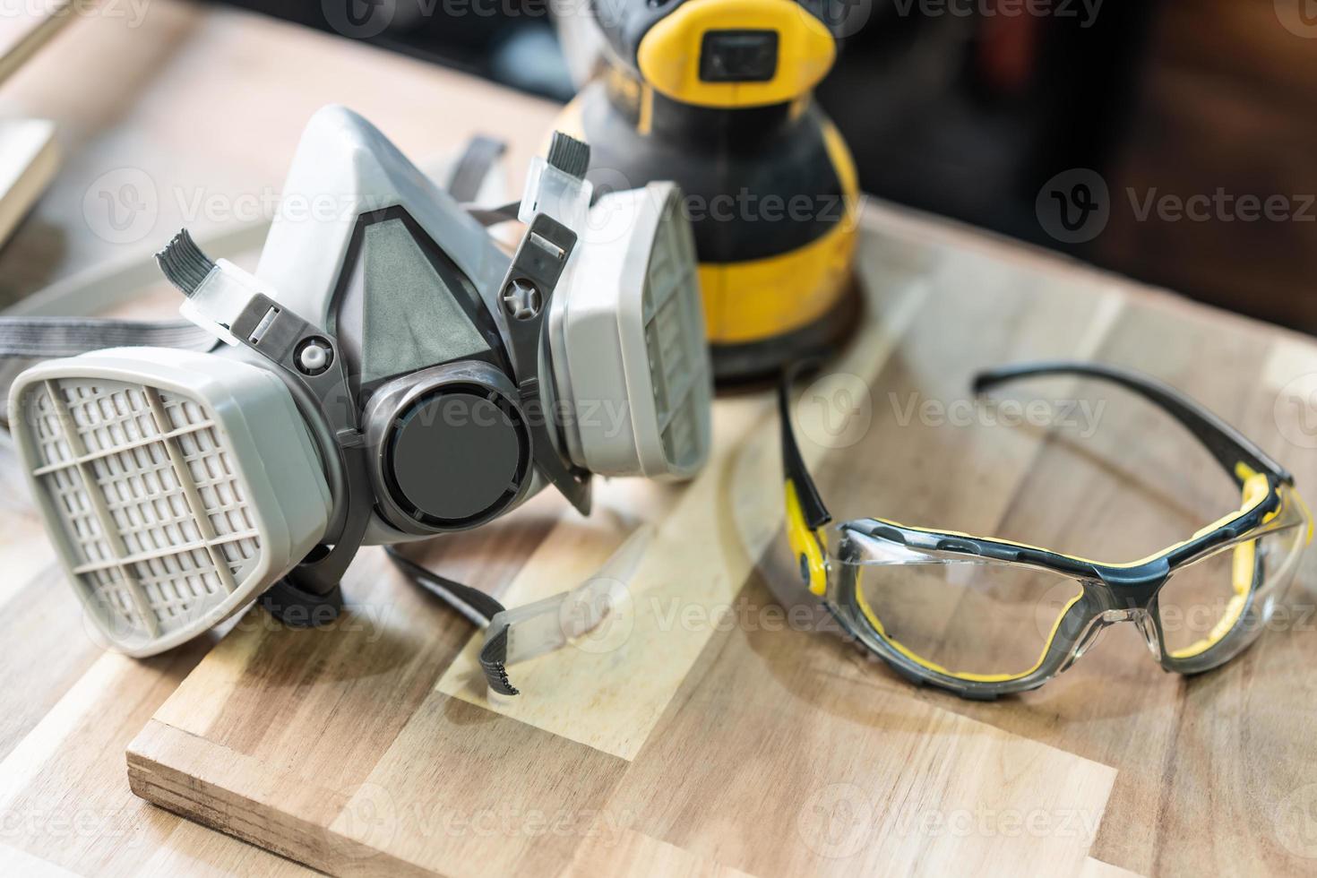 máscaras antipolvo para carpintería, filtro de cartucho de respirador, gafas en la mesa en el taller. concepto de seguridad laboral, enfoque selectivo foto