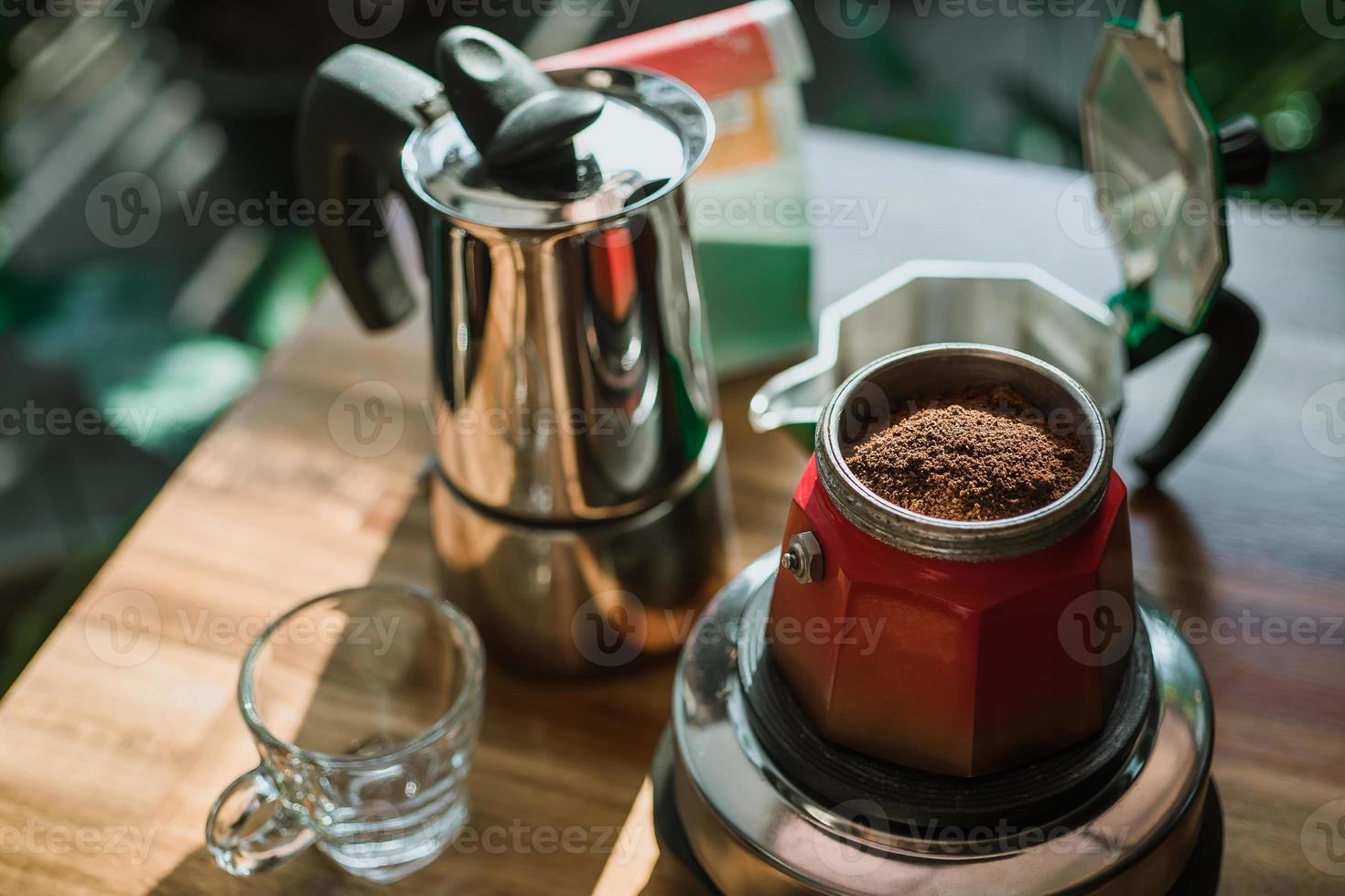 café finamente molido y cafetera vintage moka pot sobre mesa de madera en casa, enfoque selectivo. foto