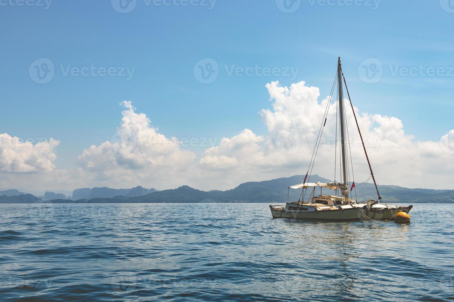 velero en el mar al fondo de la luz del sol, lujosa aventura de verano, vacaciones activas en krabi, tailandia. foto