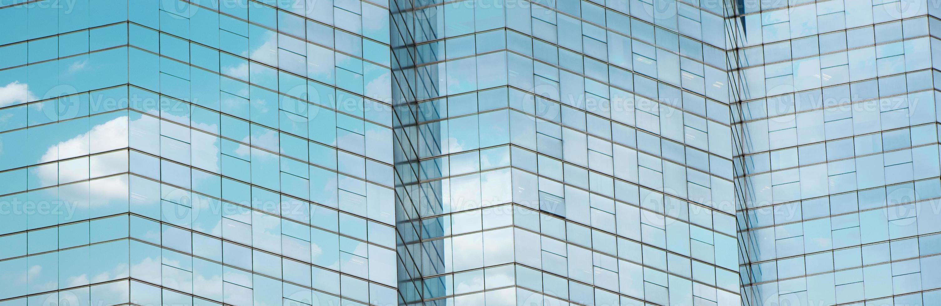 nube reflejada en las ventanas del edificio de oficinas moderno. foto