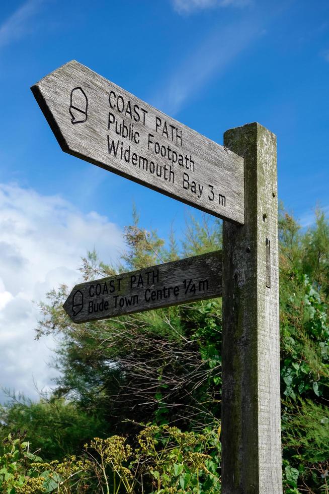 cartel de ruta costera cerca de bude foto