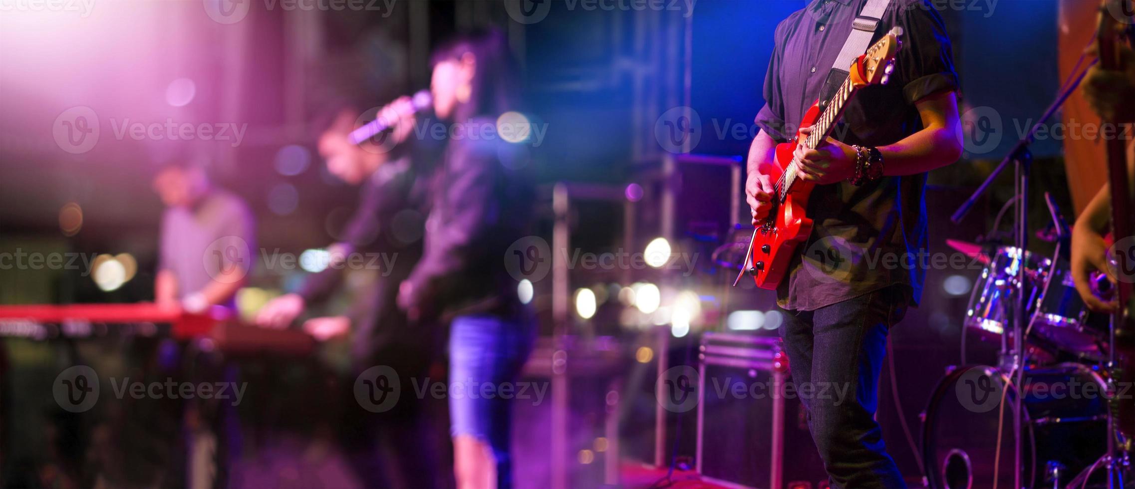 guitarrista en el escenario para el concepto de fondo, suave y borroso foto