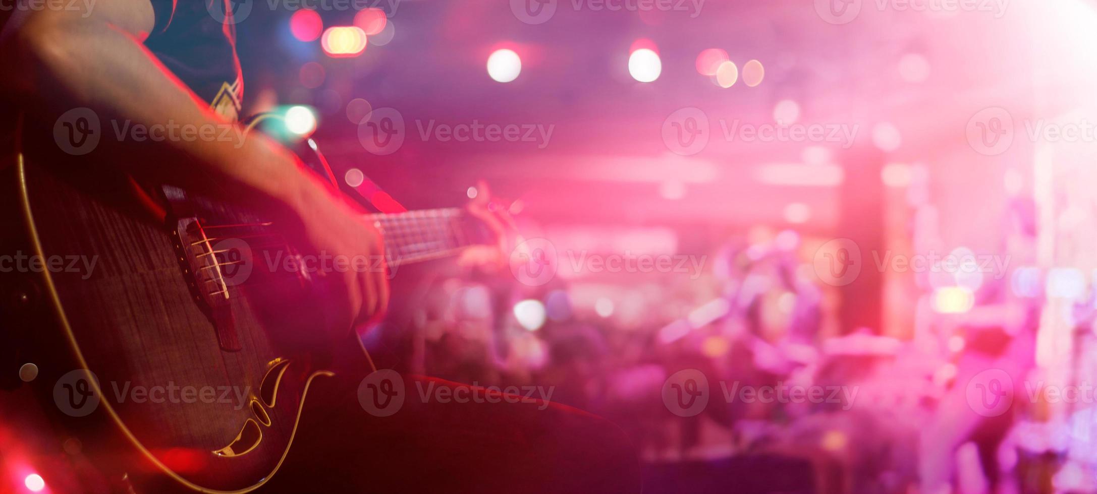 guitarrista en el escenario para el concepto de fondo, suave y borroso foto